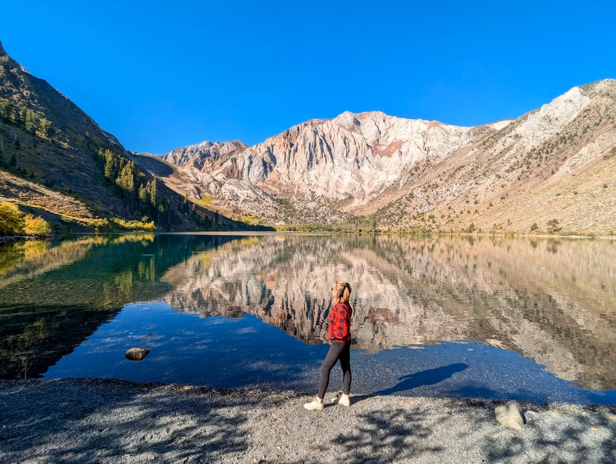 paysage de montagne avec le reflet dans le lac et Marie devant avec une chemise rouge Convict Lake