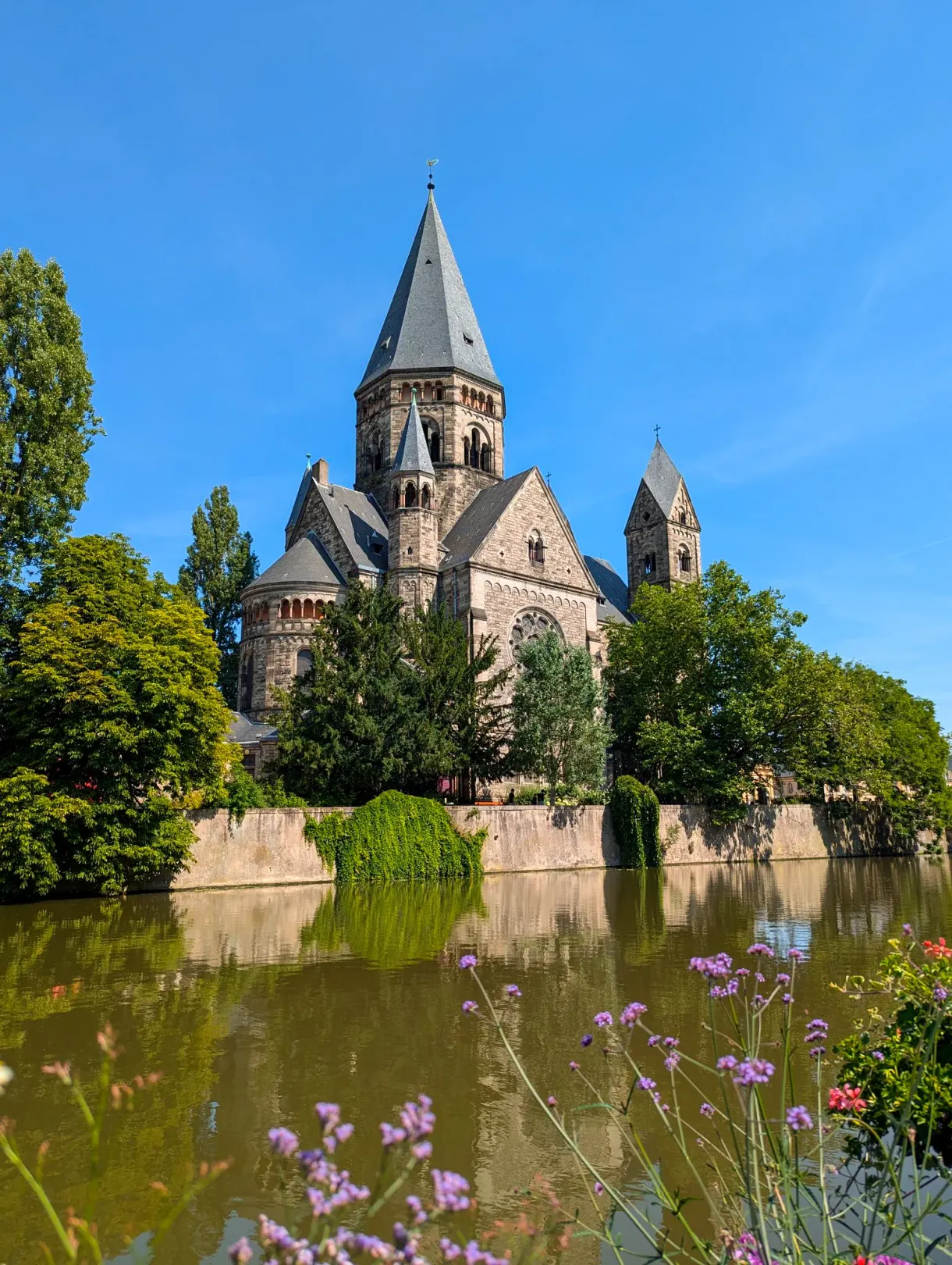Temple Neuf de Metz se reflétant dans la Moselle