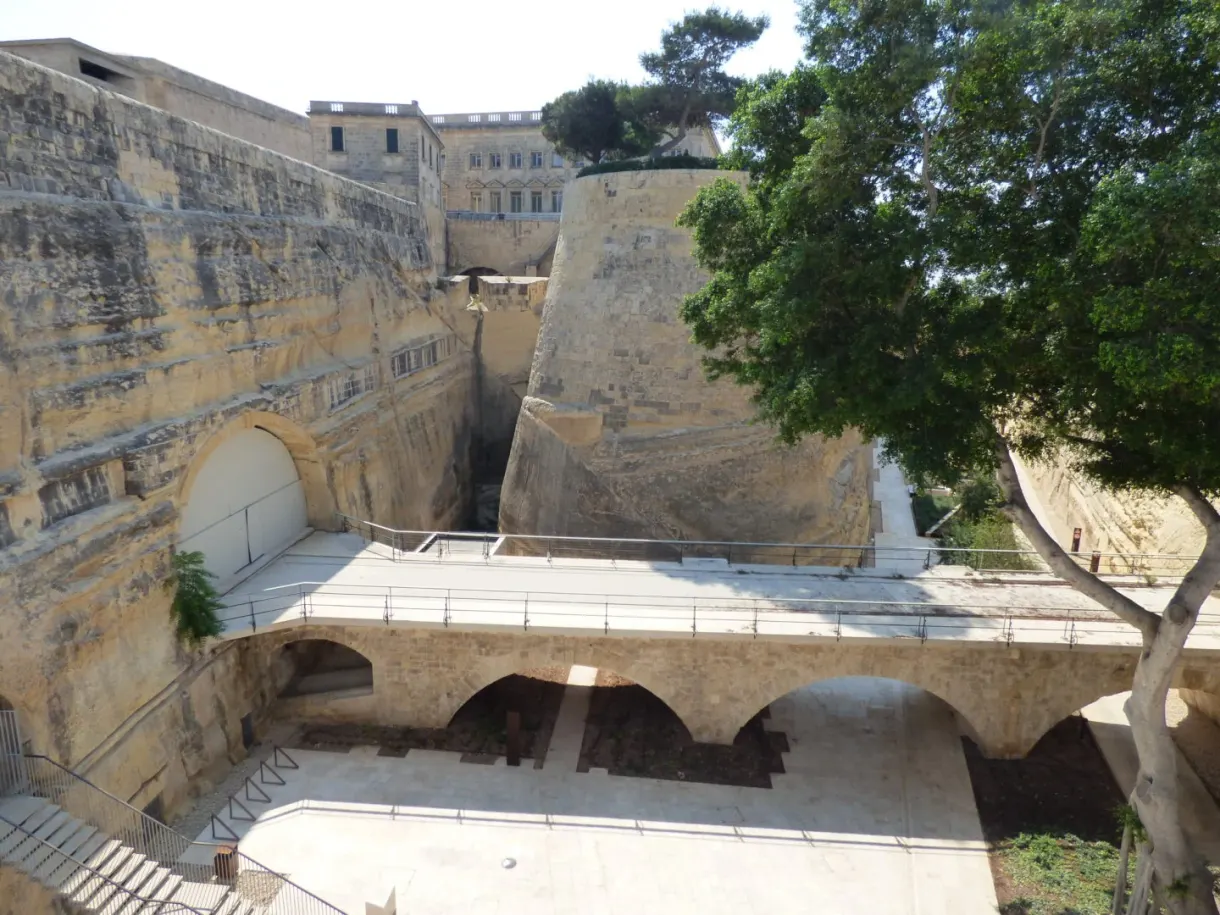 Arches et remparts de pierre au pied de la vieille ville