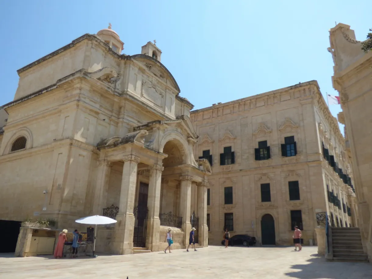 Église baroque et façades dorées autour d'une place animée