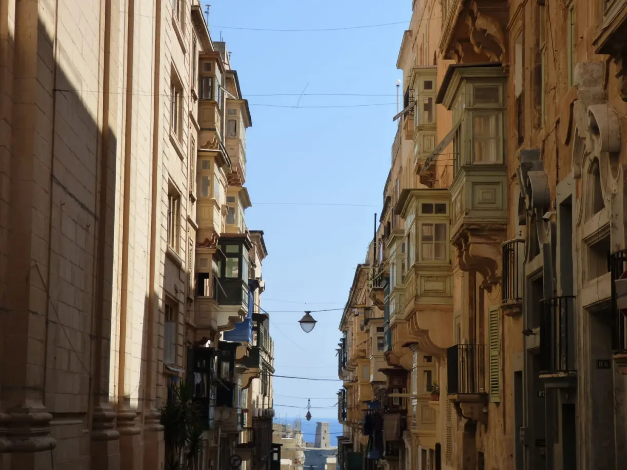 Rue étroite en pente bordée de balcons de bois