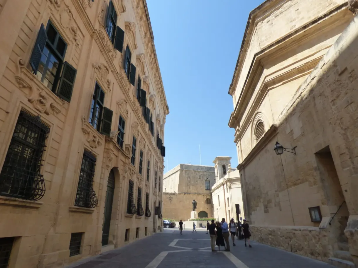 Rue descendant vers le fort entre deux hautes façades