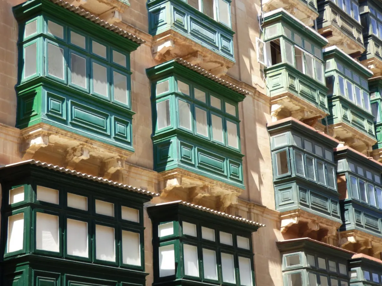 Balcons de bois vert et turquoise serrés les uns contre les autres