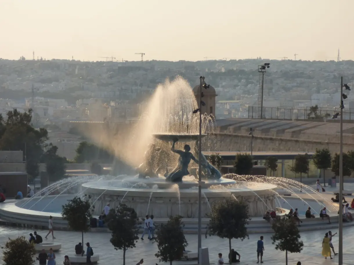 Jets de la fontaine soufflés par le vent devant la ville