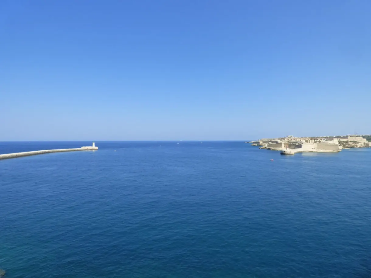 Digue et entrée du port vues depuis les remparts