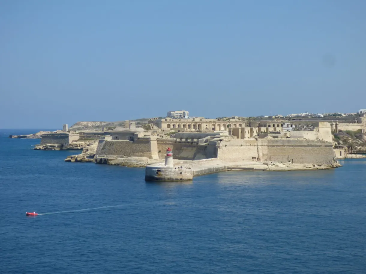 Fort de pierre gardant l'entrée du Grand Port