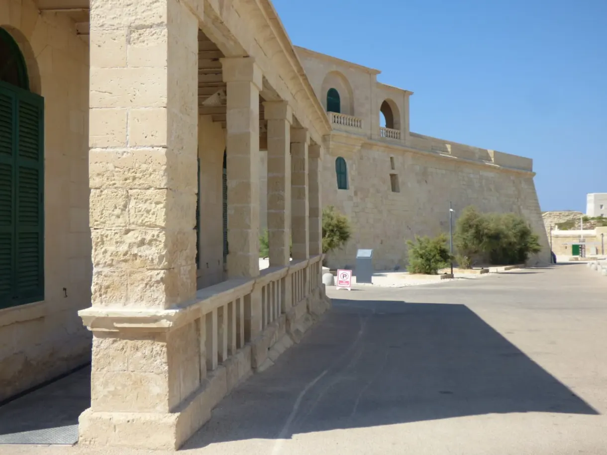 Galerie à colonnes et cour intérieure du fort Saint-Elme