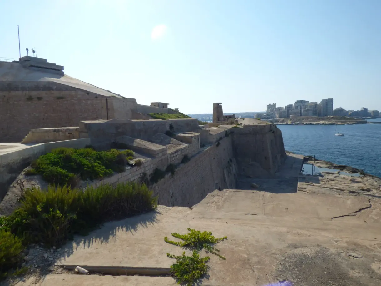 Ouvrages avancés du fort face à la mer et à la ville