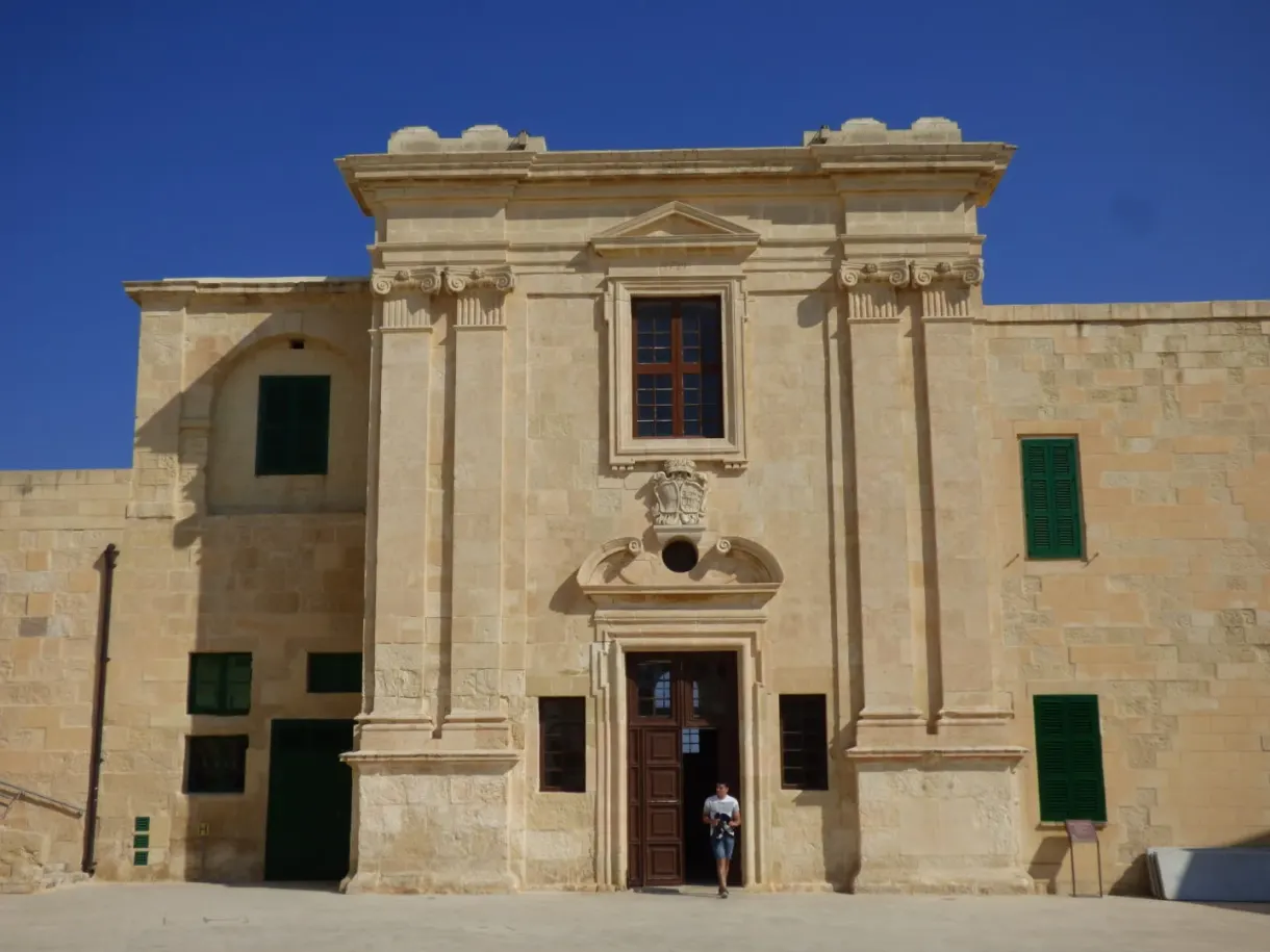Façade baroque en pierre blonde du bâtiment du musée