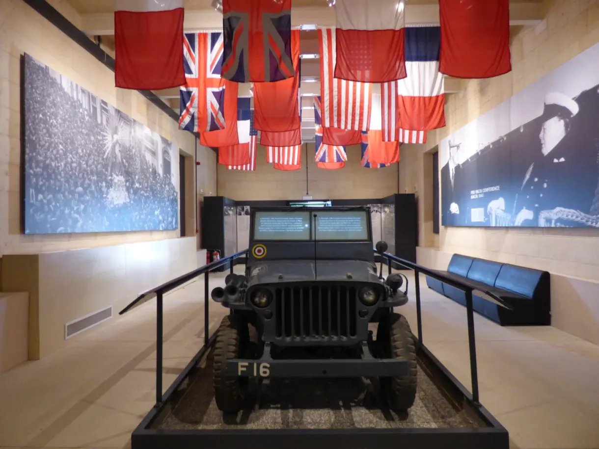 Jeep militaire exposée sous les drapeaux alliés