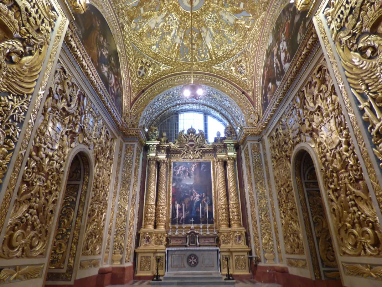 Chapelle latérale couverte de sculptures dorées et de marbre