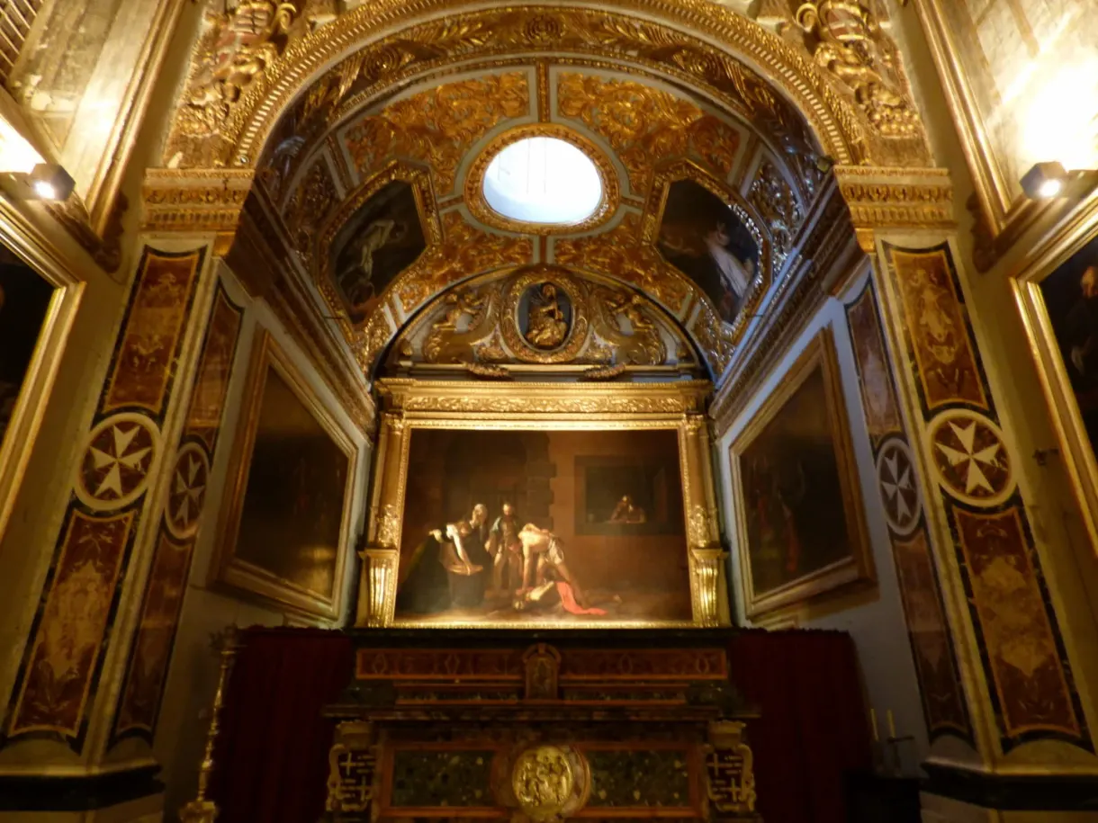 Grand tableau encadré d'or sous une coupole ovale