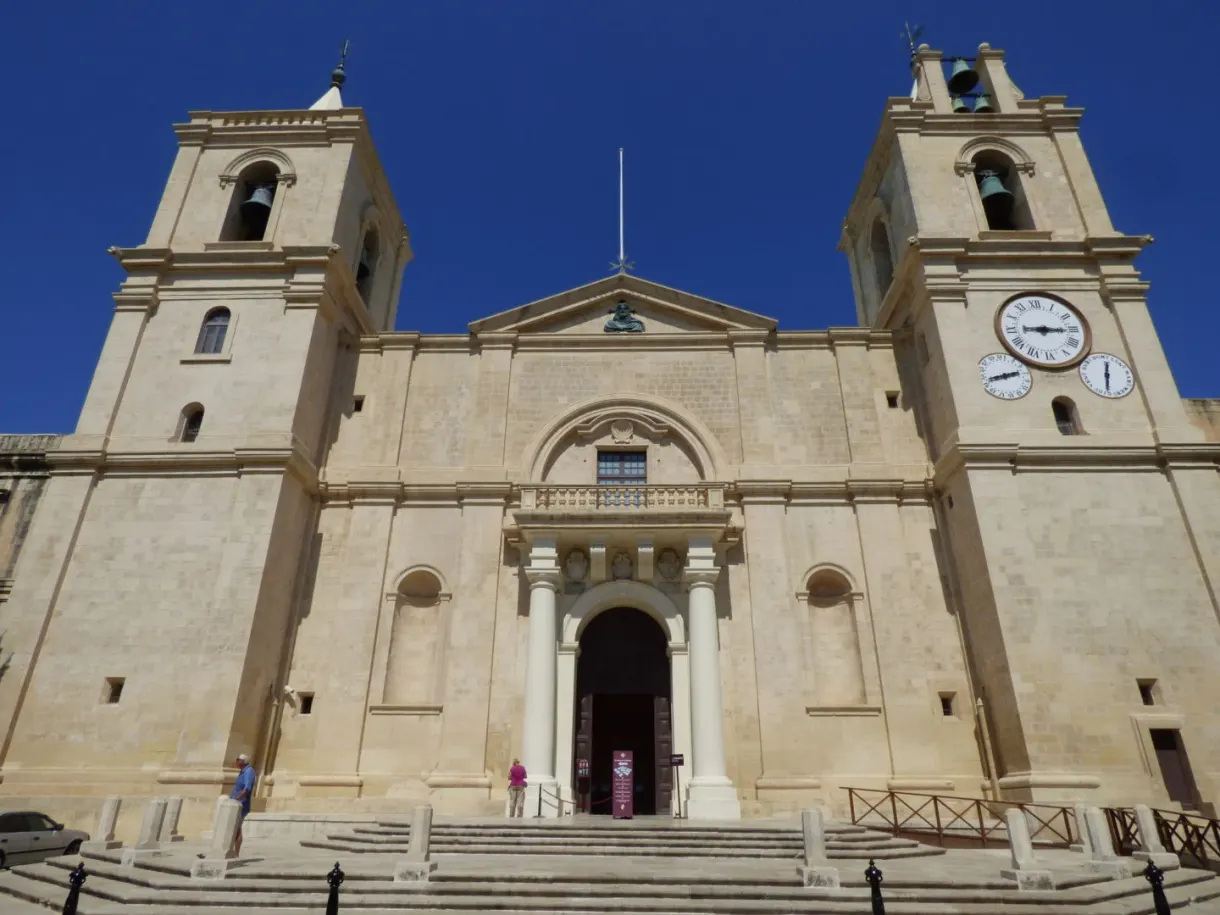 Façade sobre à deux clochers et horloge de la cathédrale