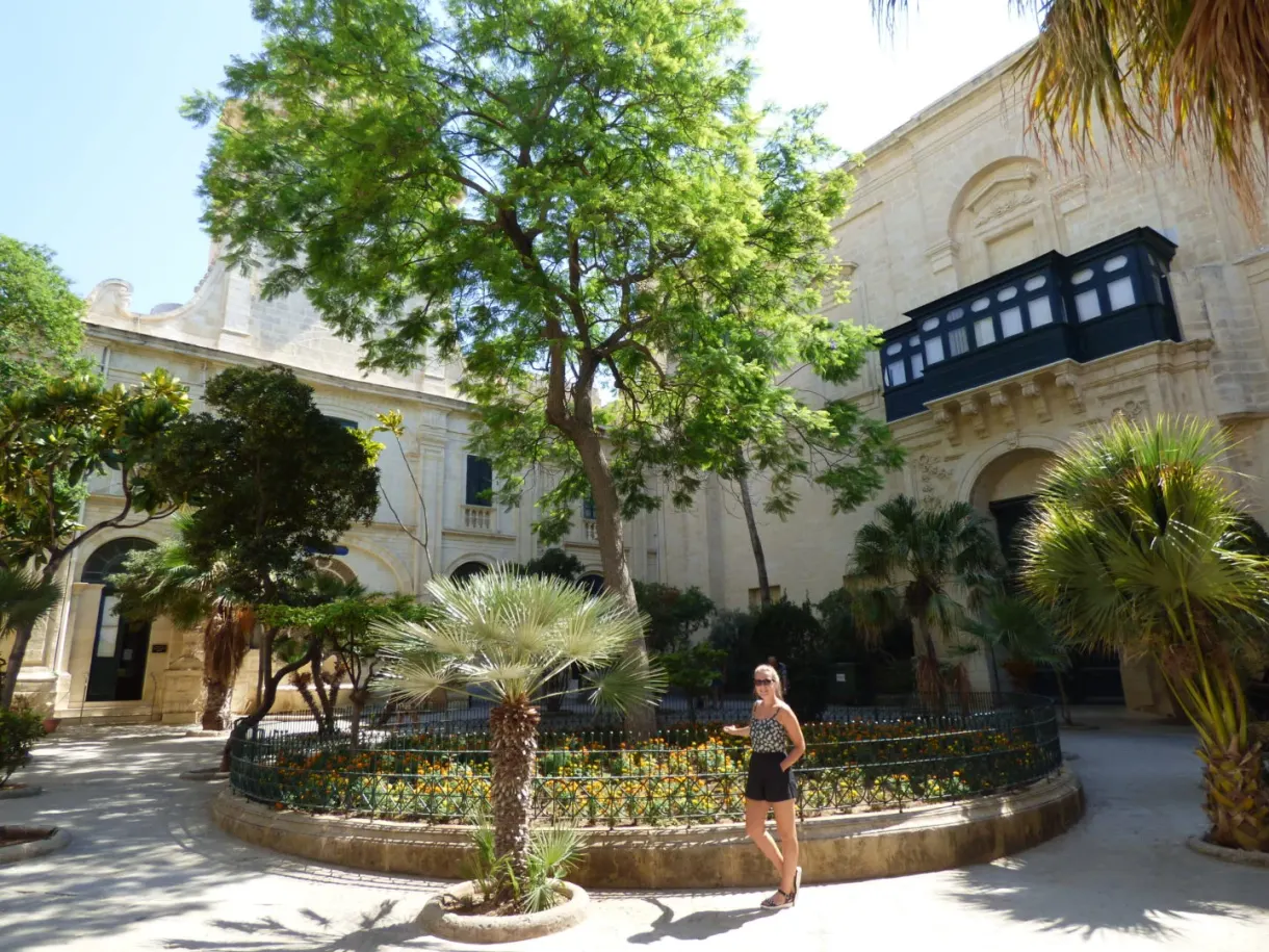 Cour intérieure plantée d'arbres et de massifs fleuris