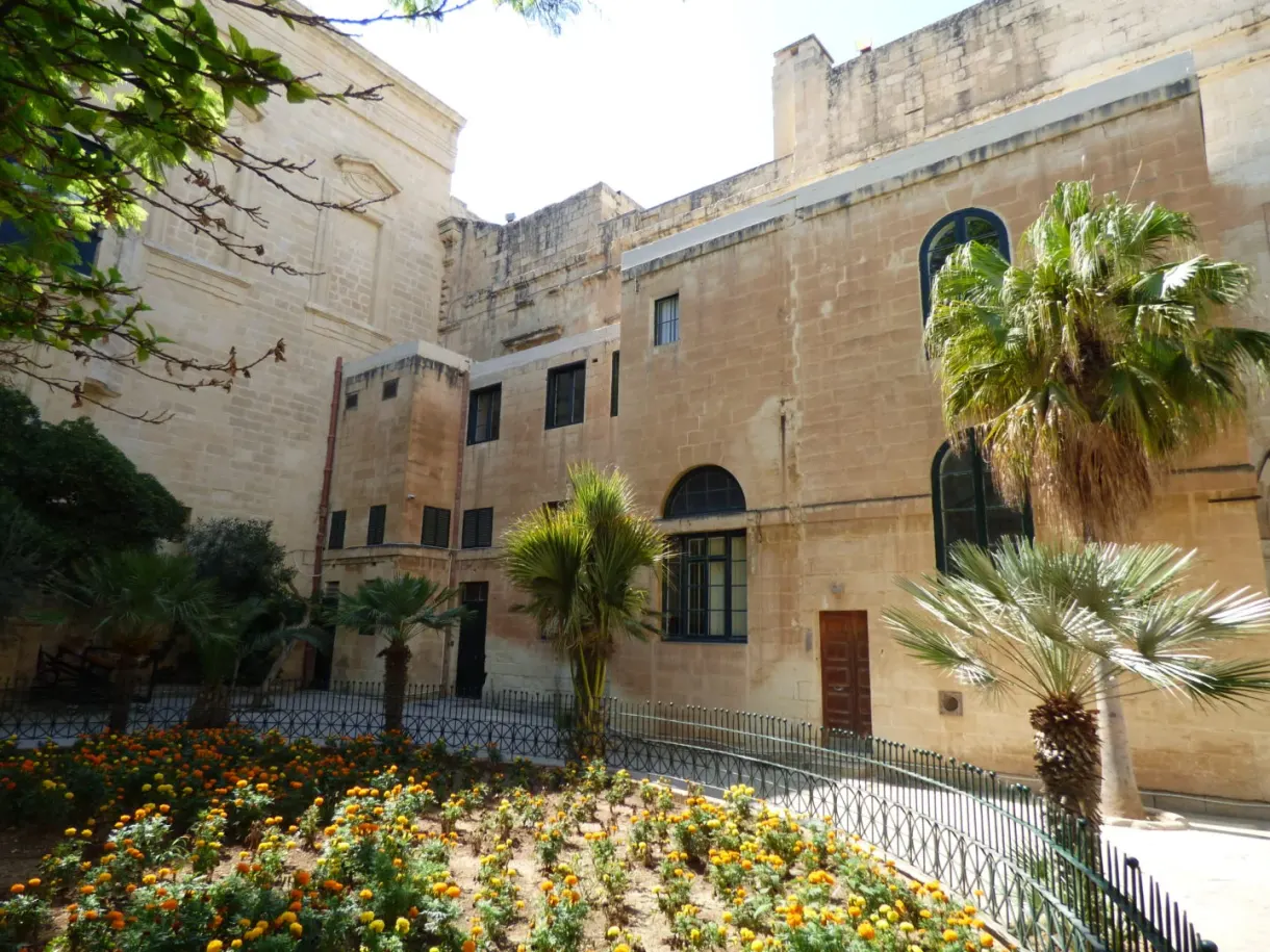 Second patio du palais, parterres fleuris et palmiers