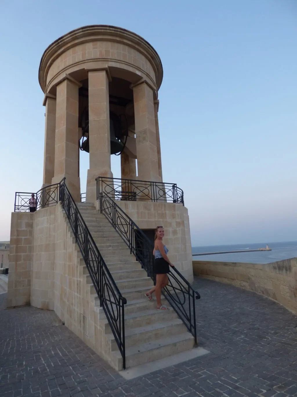 Femme montant l'escalier du campanile du mémorial