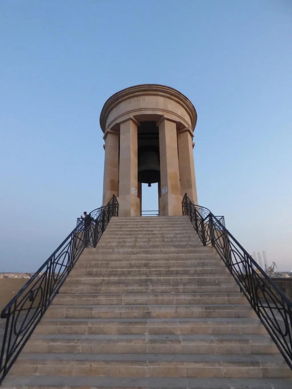 Escalier de pierre montant vers le mémorial