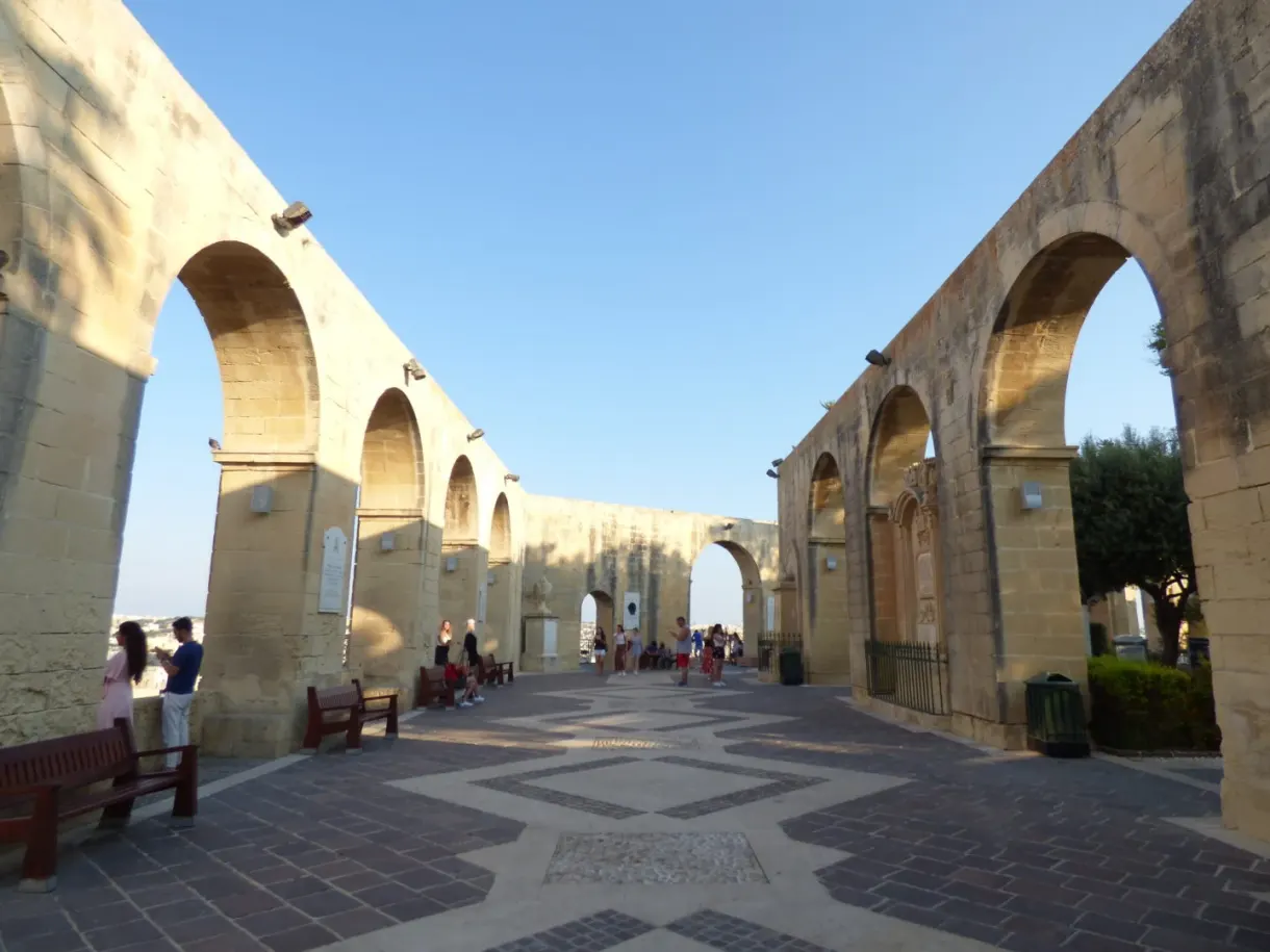 Arcades de pierre et sol en mosaïque du jardin en terrasse