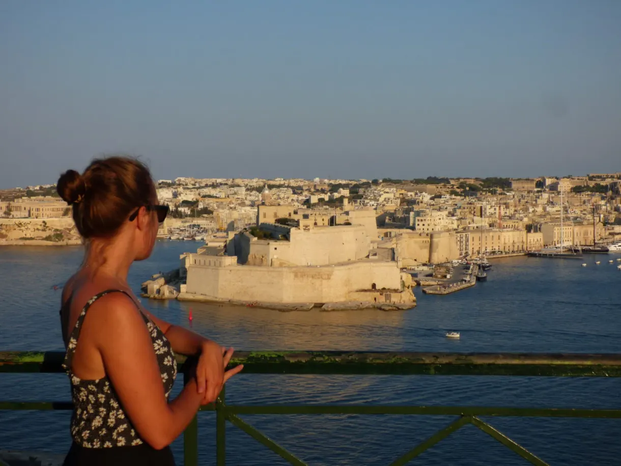 Femme accoudée à la balustrade face au fort d'en face