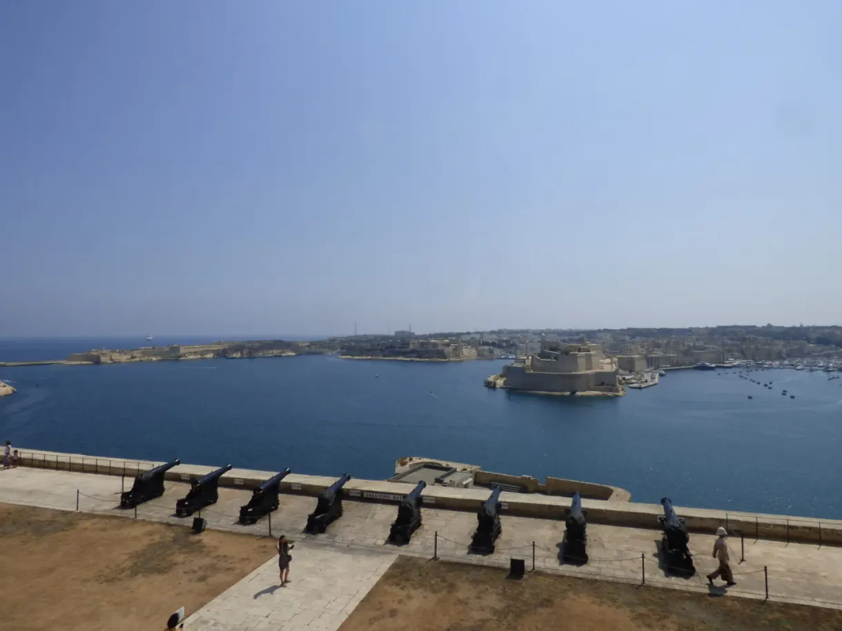 Canons alignés sur la batterie au-dessus du Grand Port