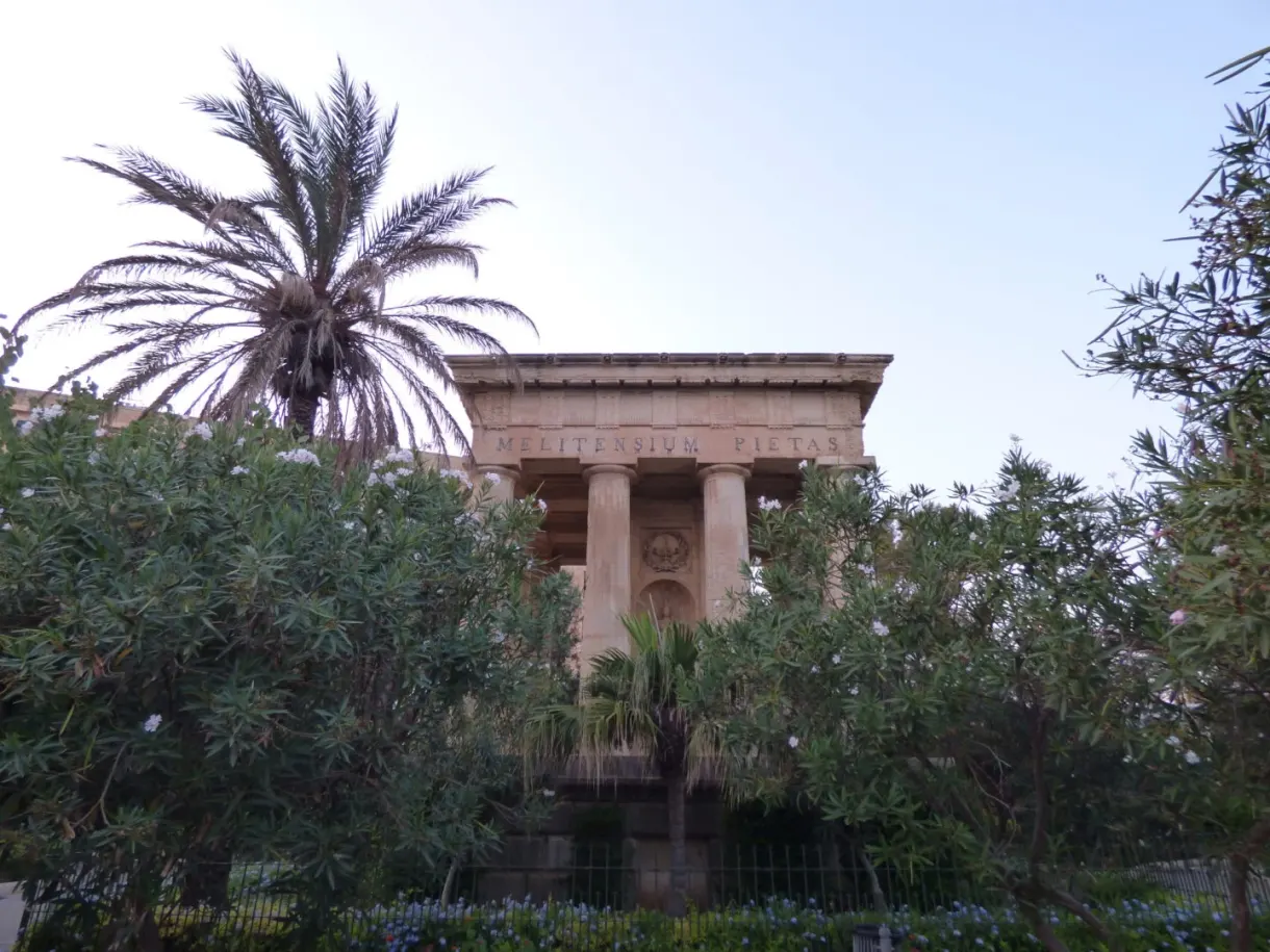 Temple néoclassique entouré de palmiers et de lauriers-roses