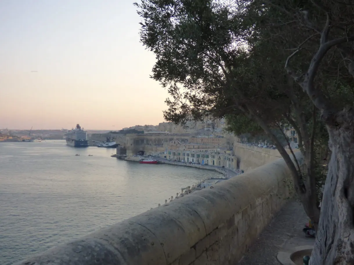 Le port au crépuscule vu par-dessus le parapet du jardin