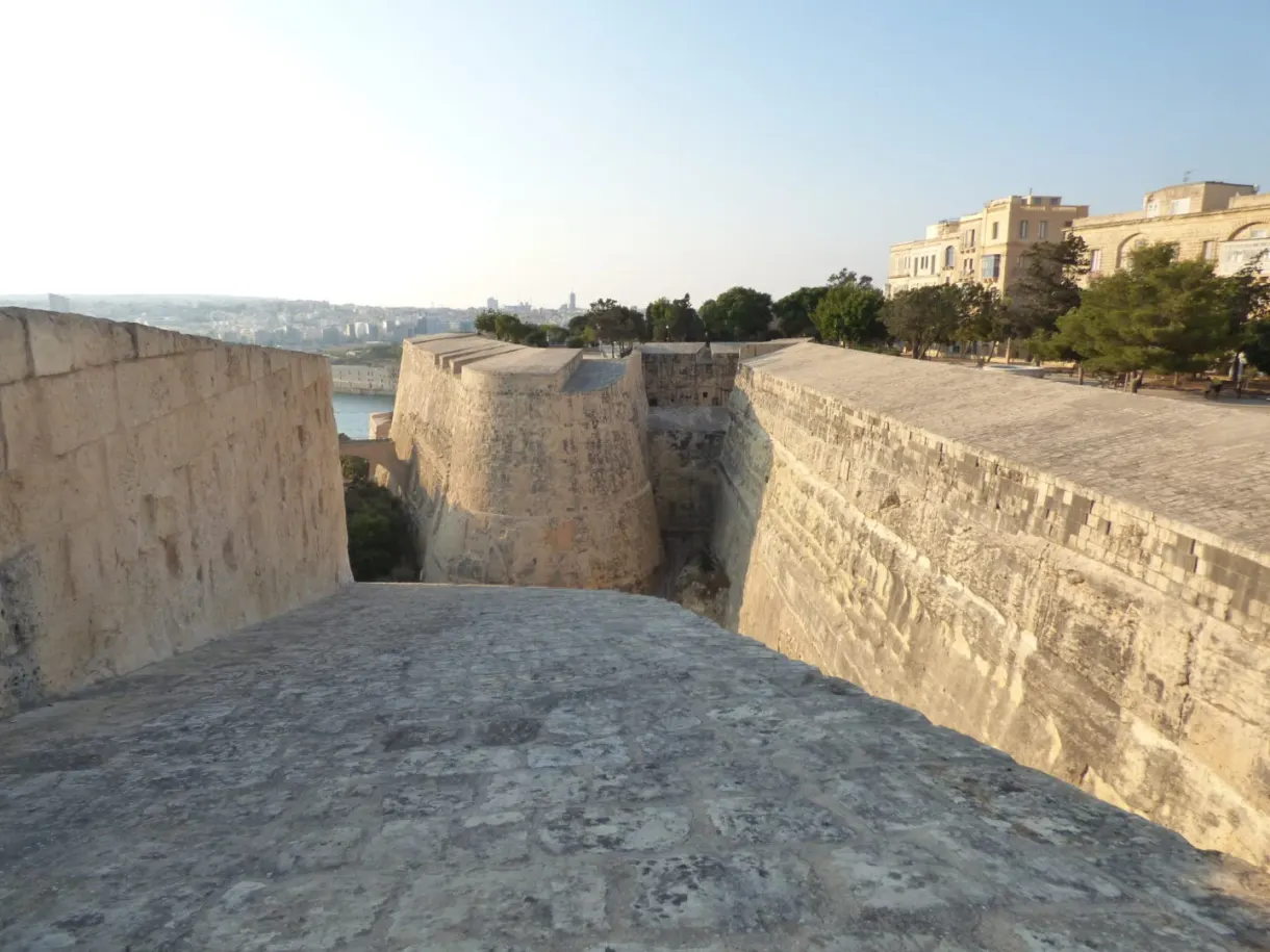 Remparts massifs et fossé de pierre vus du jardin