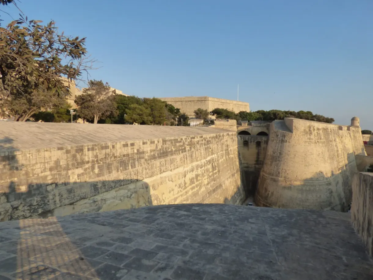 Bastion et douves baignés de lumière dorée