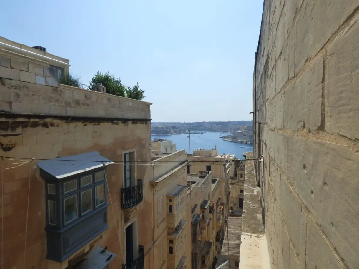 Ruelle en pente vers l'eau entre deux murs de pierre