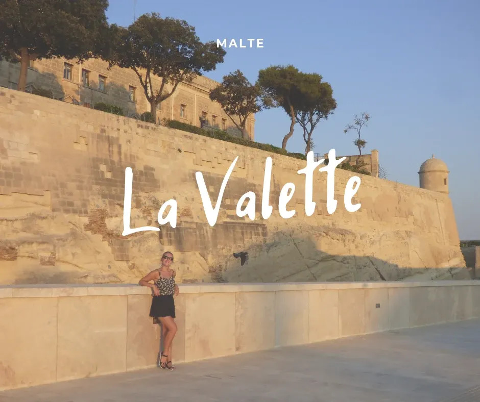 Bandeau final La Valette devant les remparts au soleil couchant