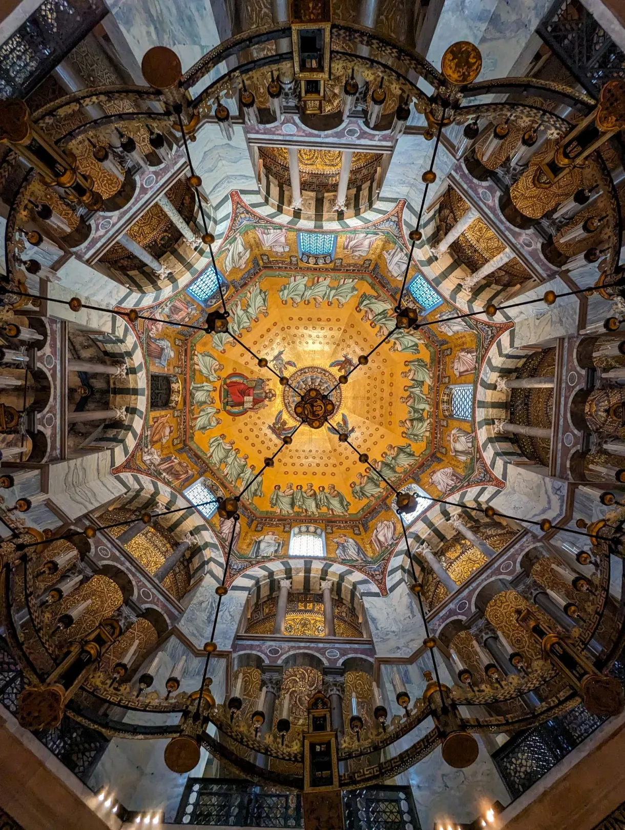 Coupole octogonale dorée de la chapelle palatine d'Aix-la-Chapelle