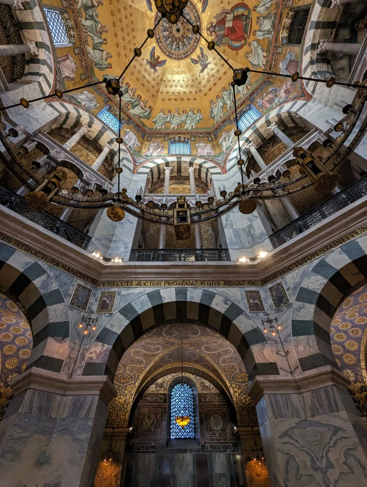 Arcades étagées et mosaïques dorées de l'octogone carolingien