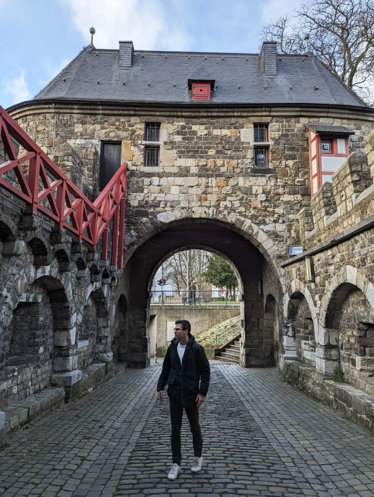 Passage voûté d'une ancienne porte médiévale en pierre