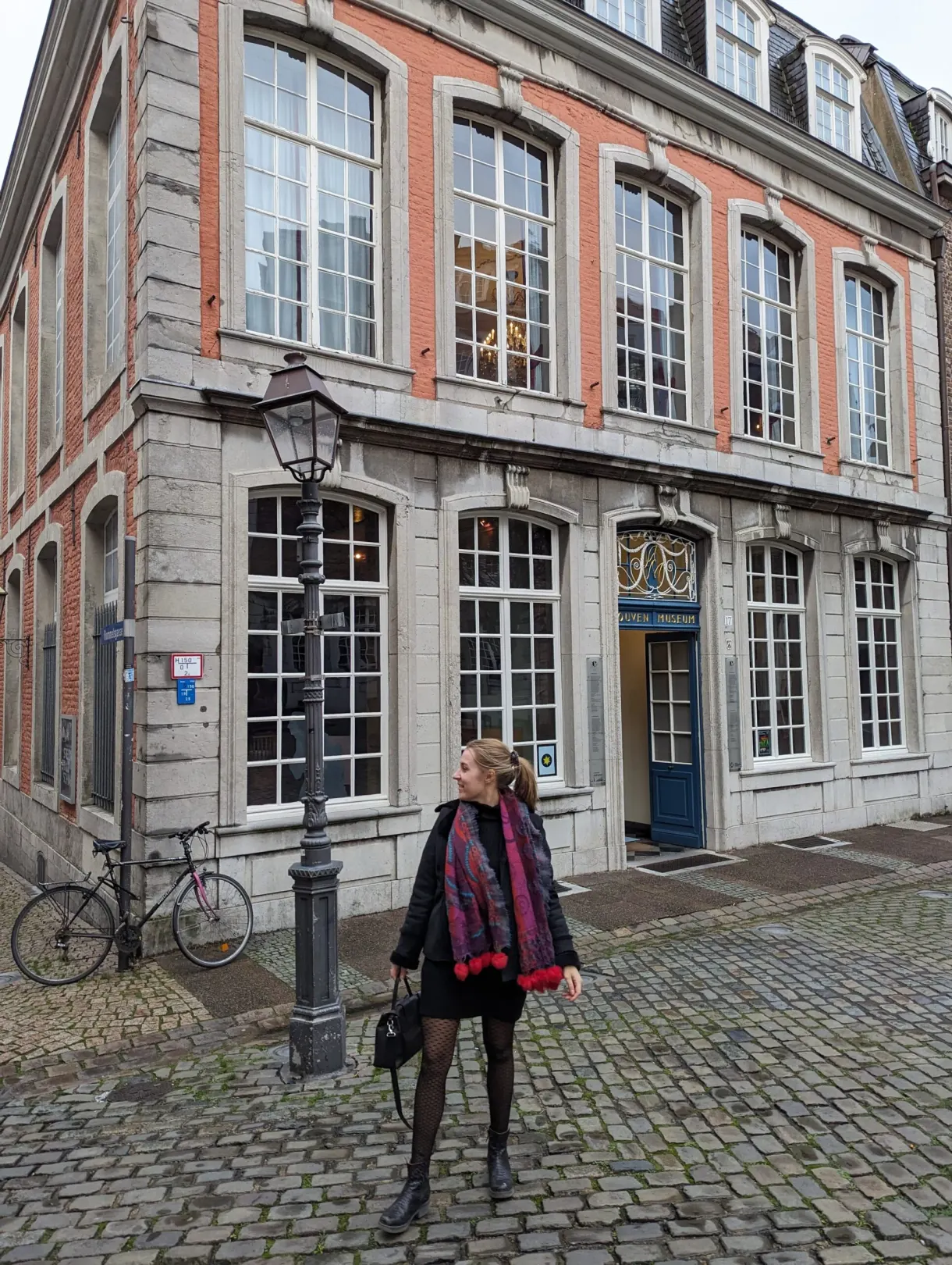 Marie devant une maison bourgeoise du centre historique d'aix la chapelle