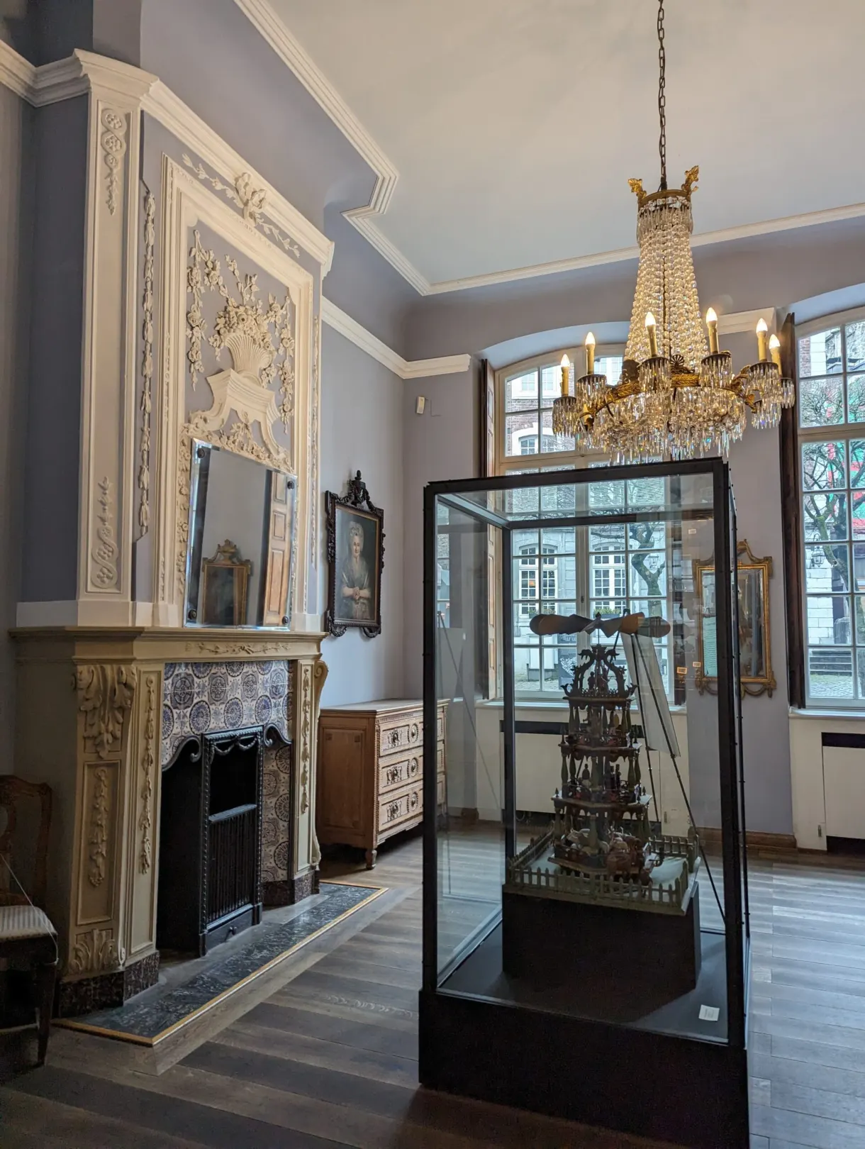 pièce d'une maison bourgeoise à aix la chapelle avec une cheminée et un lustre
