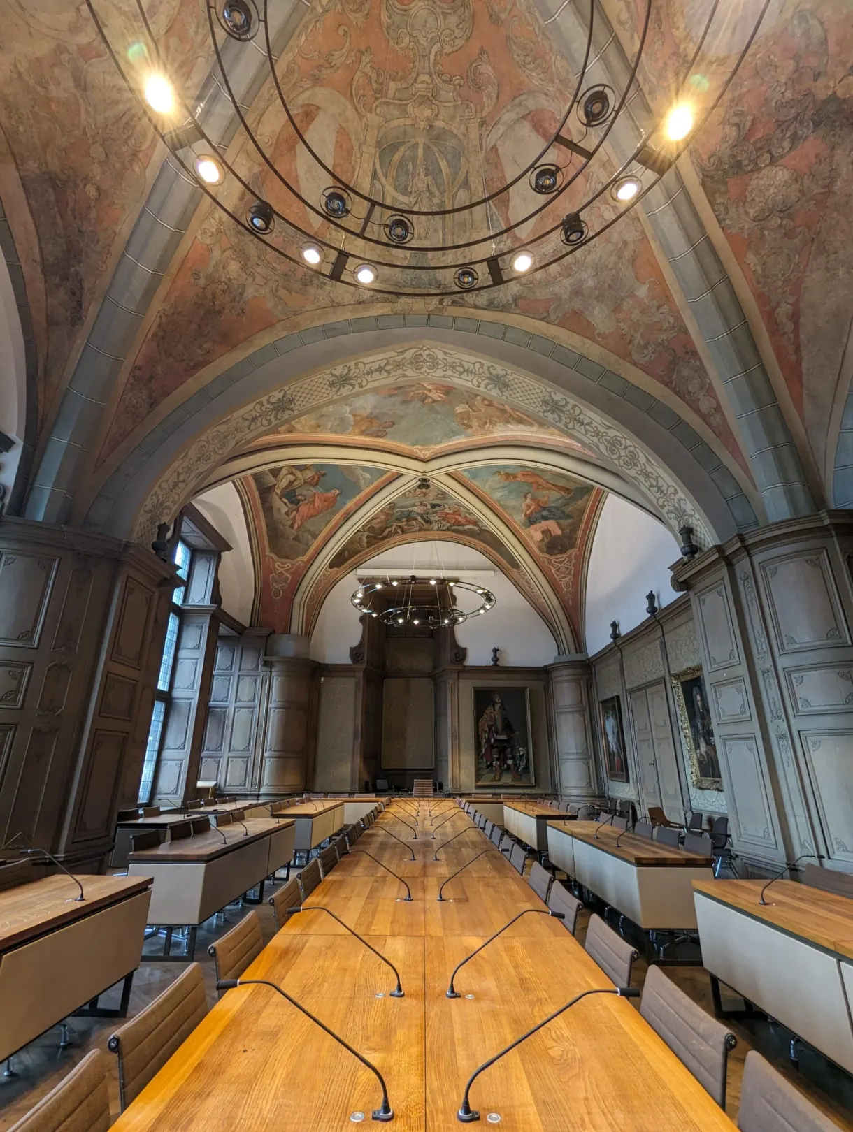 Grande salle voûtée et ses fresques murales, tables alignées