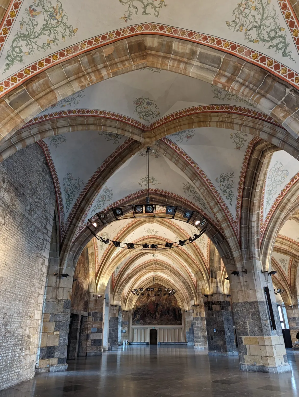 Salle basse aux voûtes de pierre et arcs surbaissés