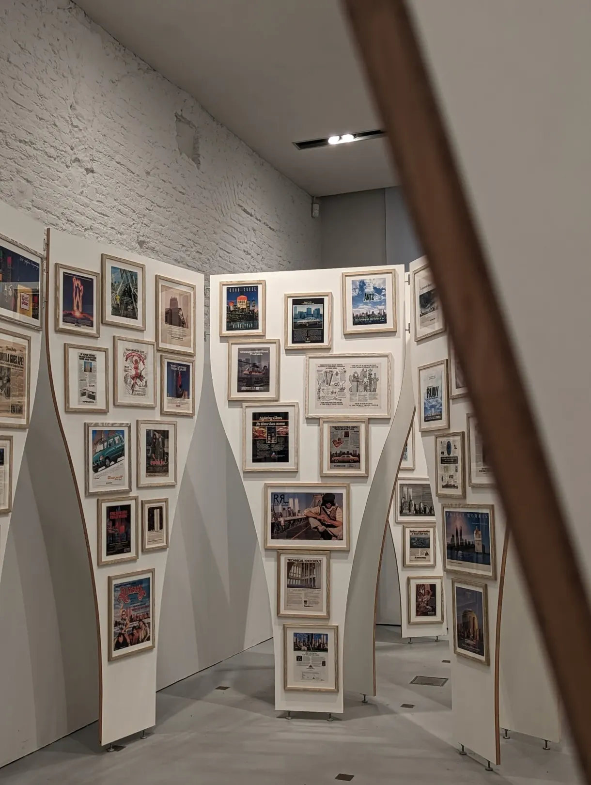 Romain regardant un écran interactif dans un musée