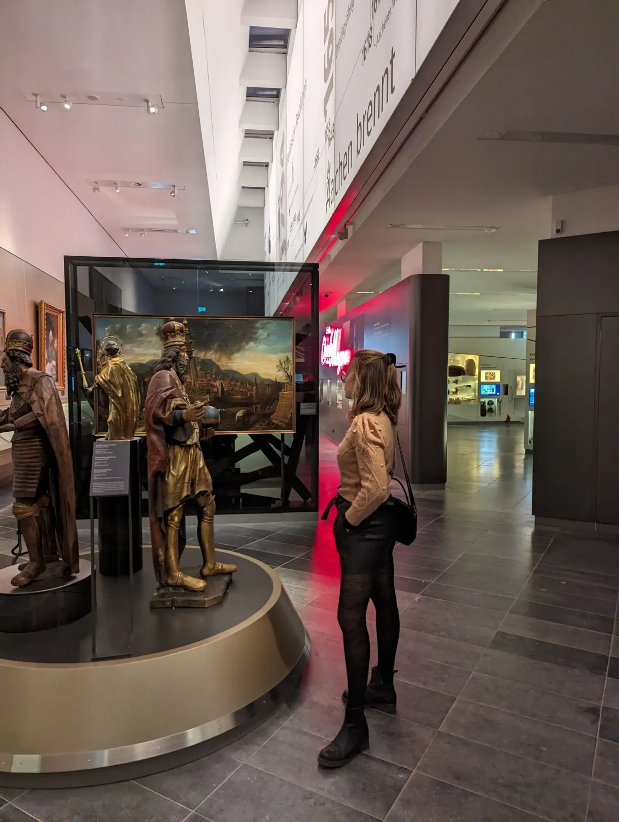 Marie se tenant devant une œuvre au musée charlemagne