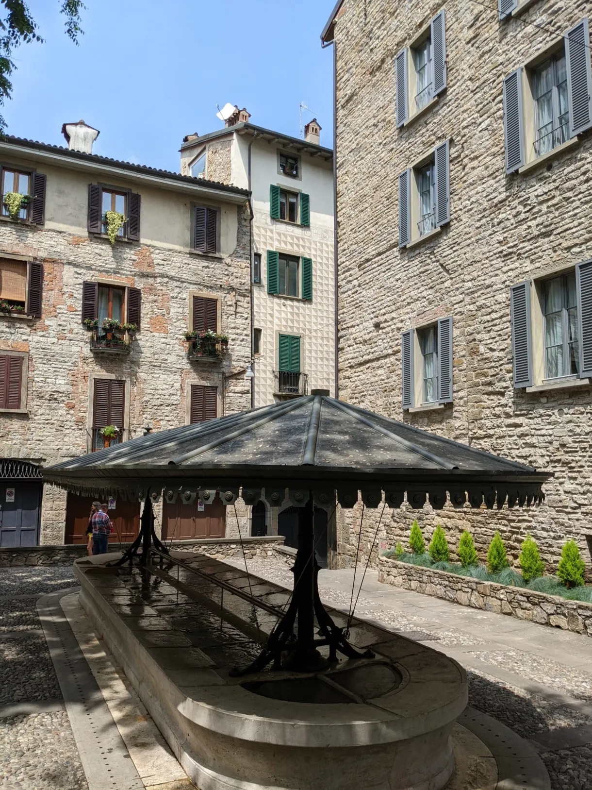 Ancien lavoir couvert en pierre sur une placette de la ville haute