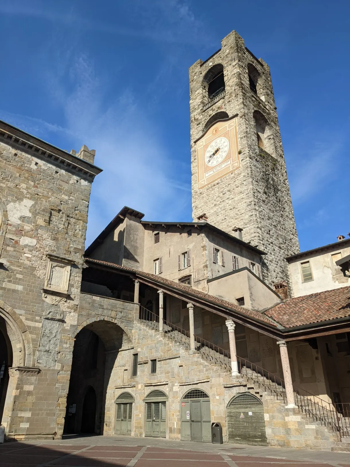 Campanile à horloge dominant une cour à loggia