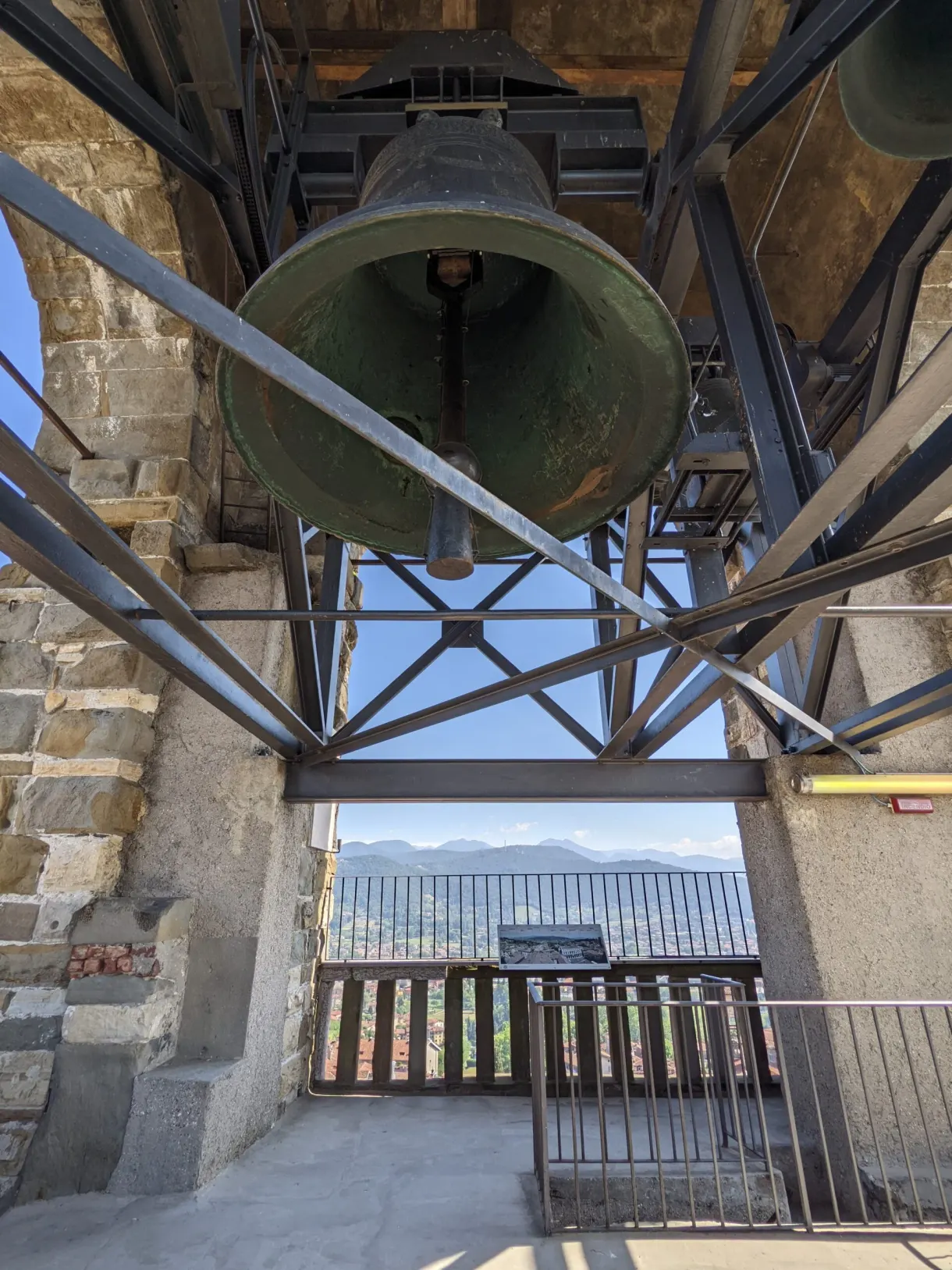 Grosse cloche de bronze suspendue dans la charpente du beffroi