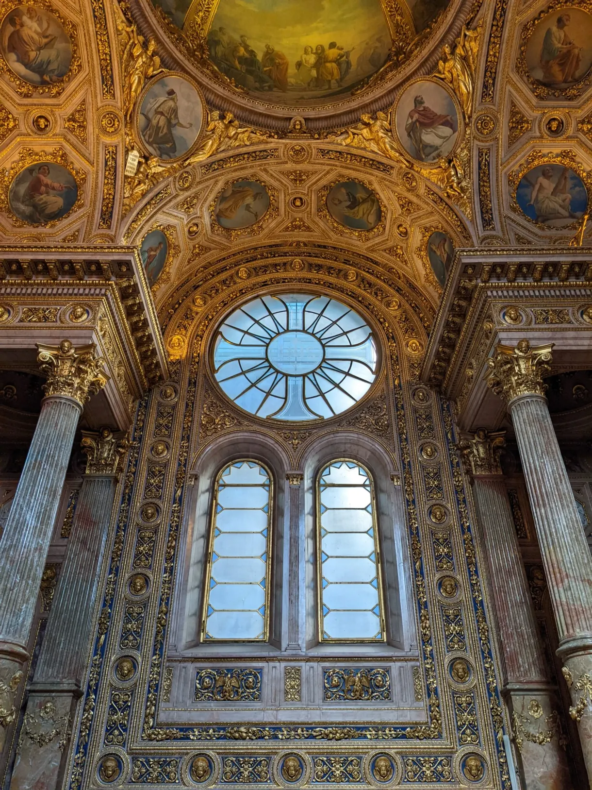 Voûte peinte et coupole dorée d'un intérieur baroque