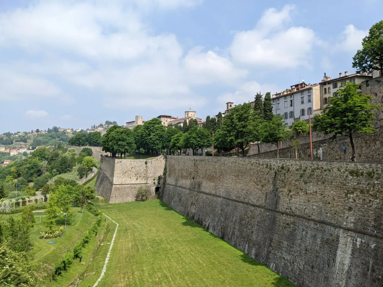 Longue muraille de pierre bordée d'une pente herbeuse