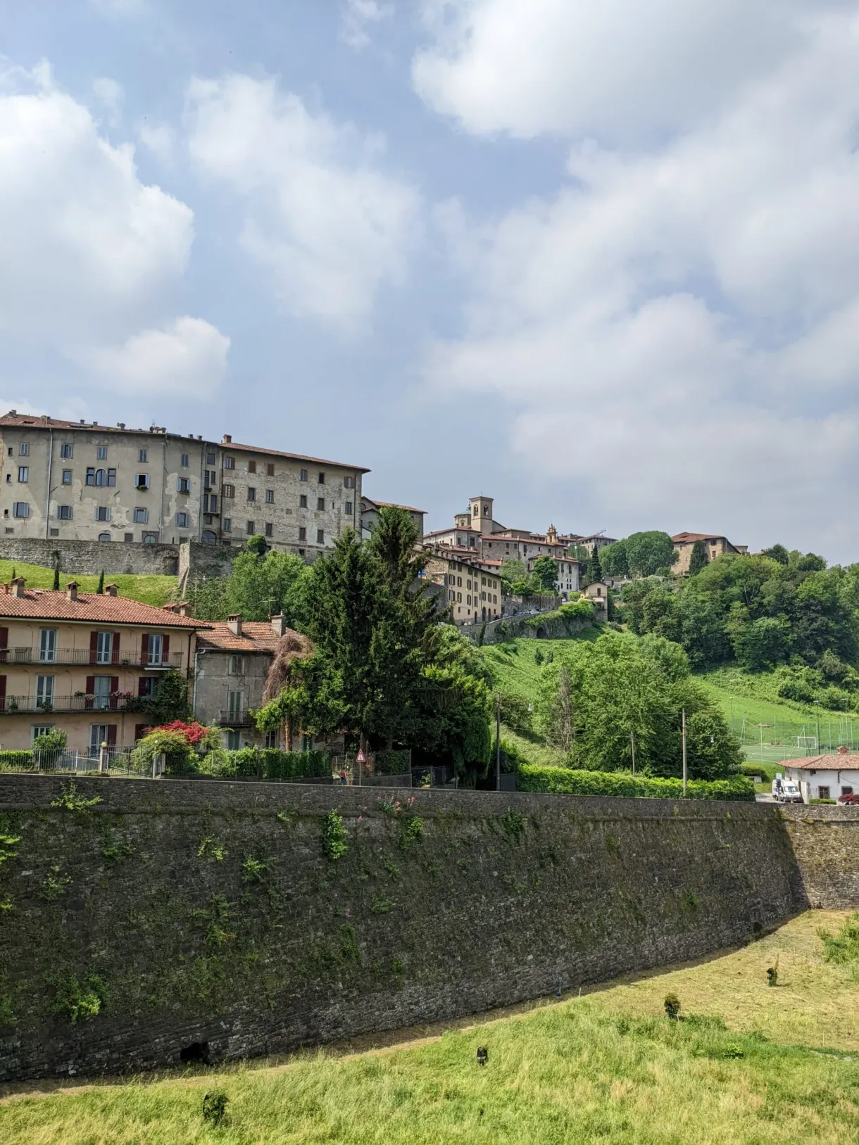 Courbe de la muraille sous les immeubles perchés
