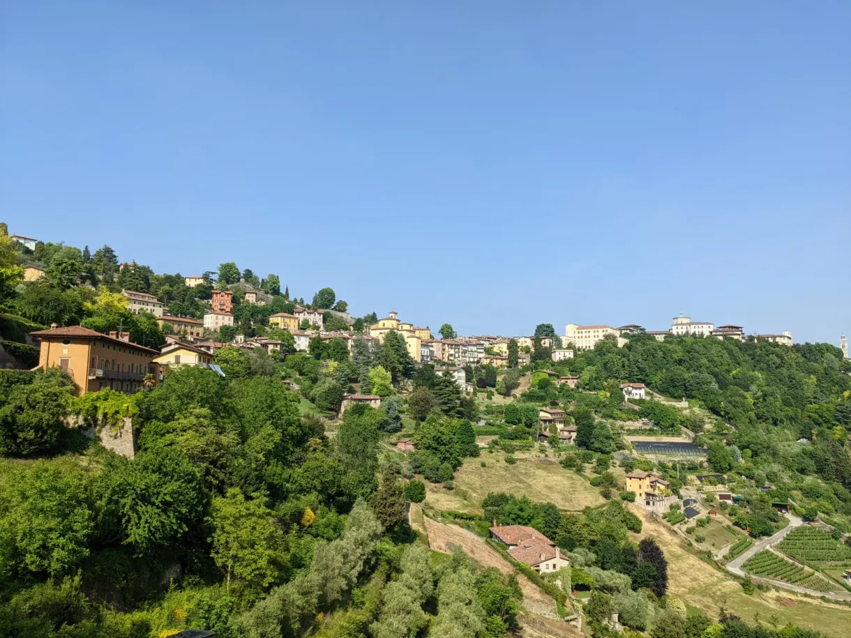Vallon verdoyant et village perché sur la crête