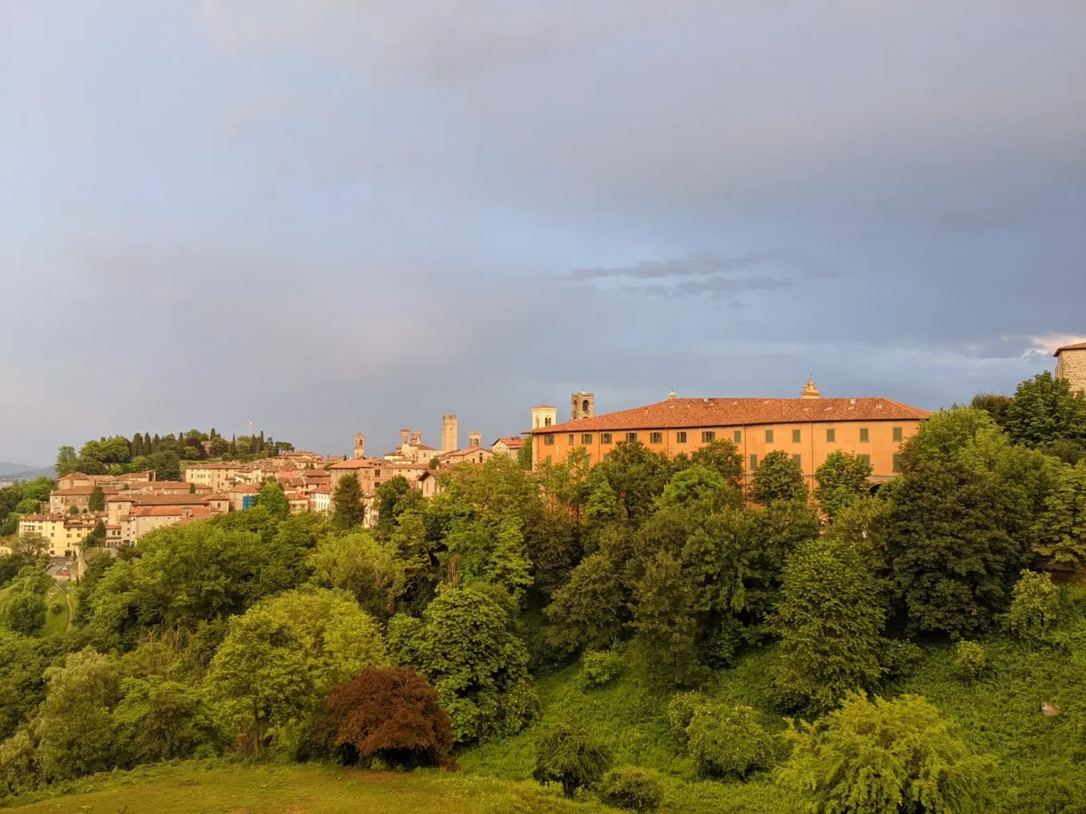 Ville haute éclairée par la lumière rasante du soir