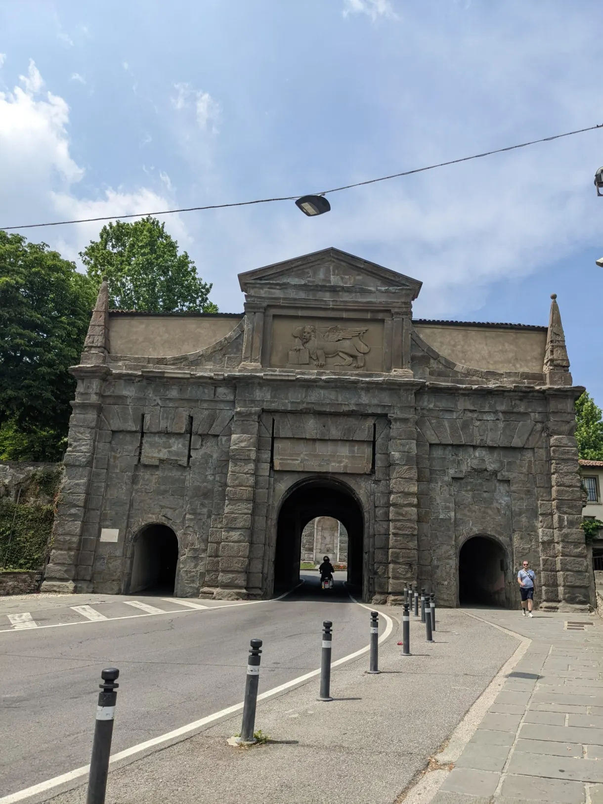 Porte de ville à trois arches enjambant l'avenue
