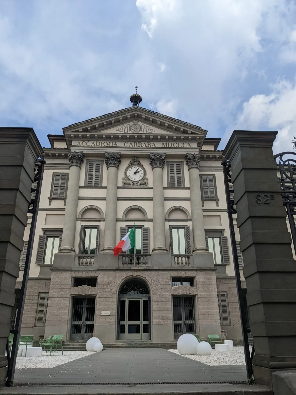 Palais à fronton et horloge, drapeau italien au balcon