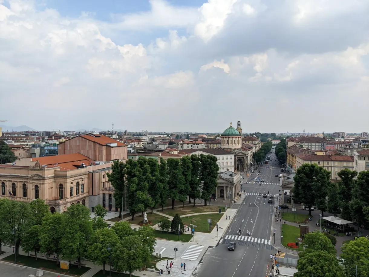 Avenue arborée et quartier moderne vus d'en haut